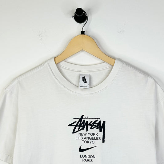 STUSSY X NIKE LOGO TEE WHITE