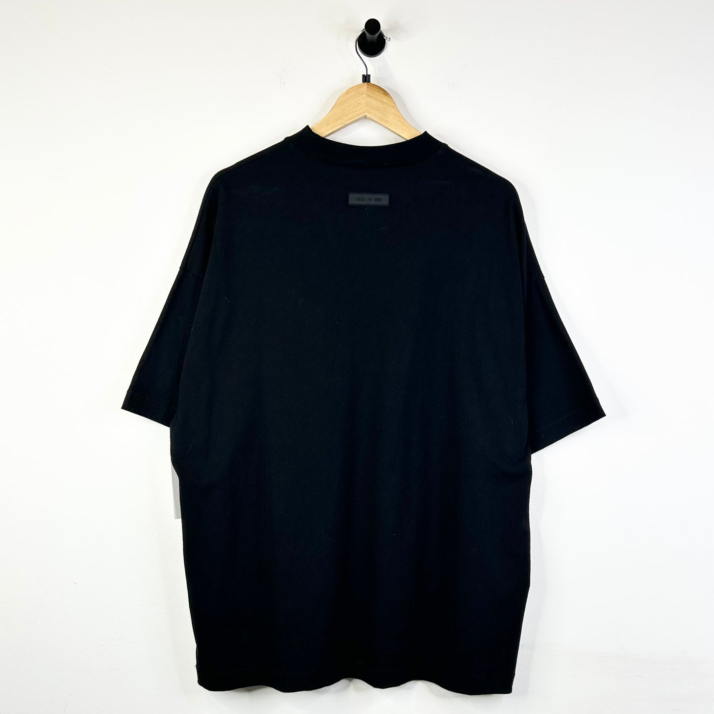 ESSENTIALS FEAR OF GOD ALL BLACK CENTER LOGO TEE