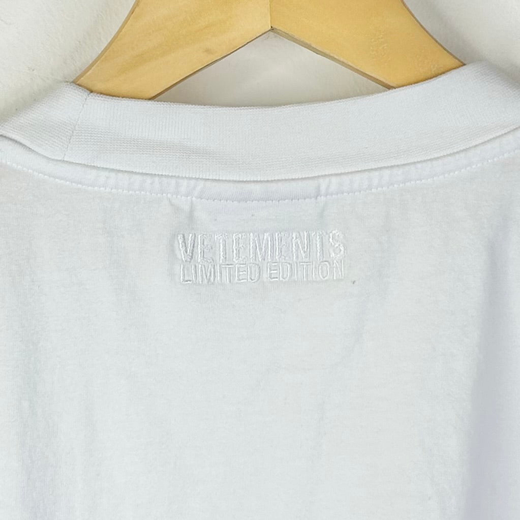 VETEMENTS OVAL LOGO OVERSIZED WHITE TEE