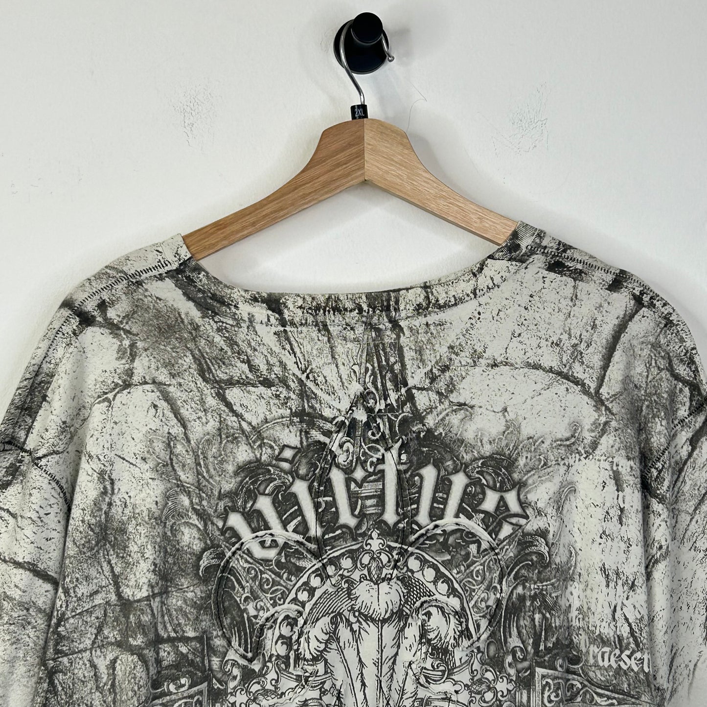 RETROFIT V NECK WINGS TEE