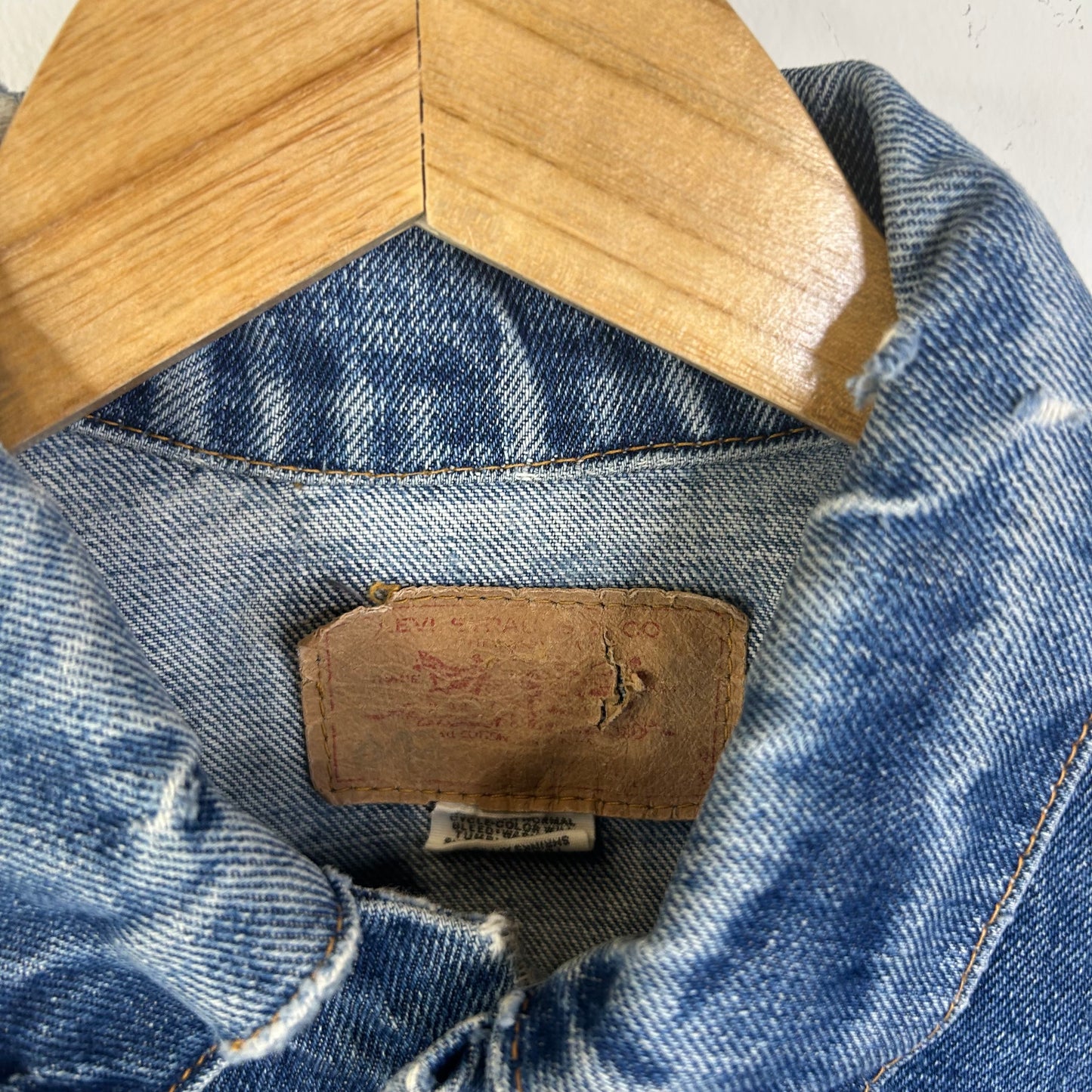 LEVI DENIM BUTTON UP JACKET