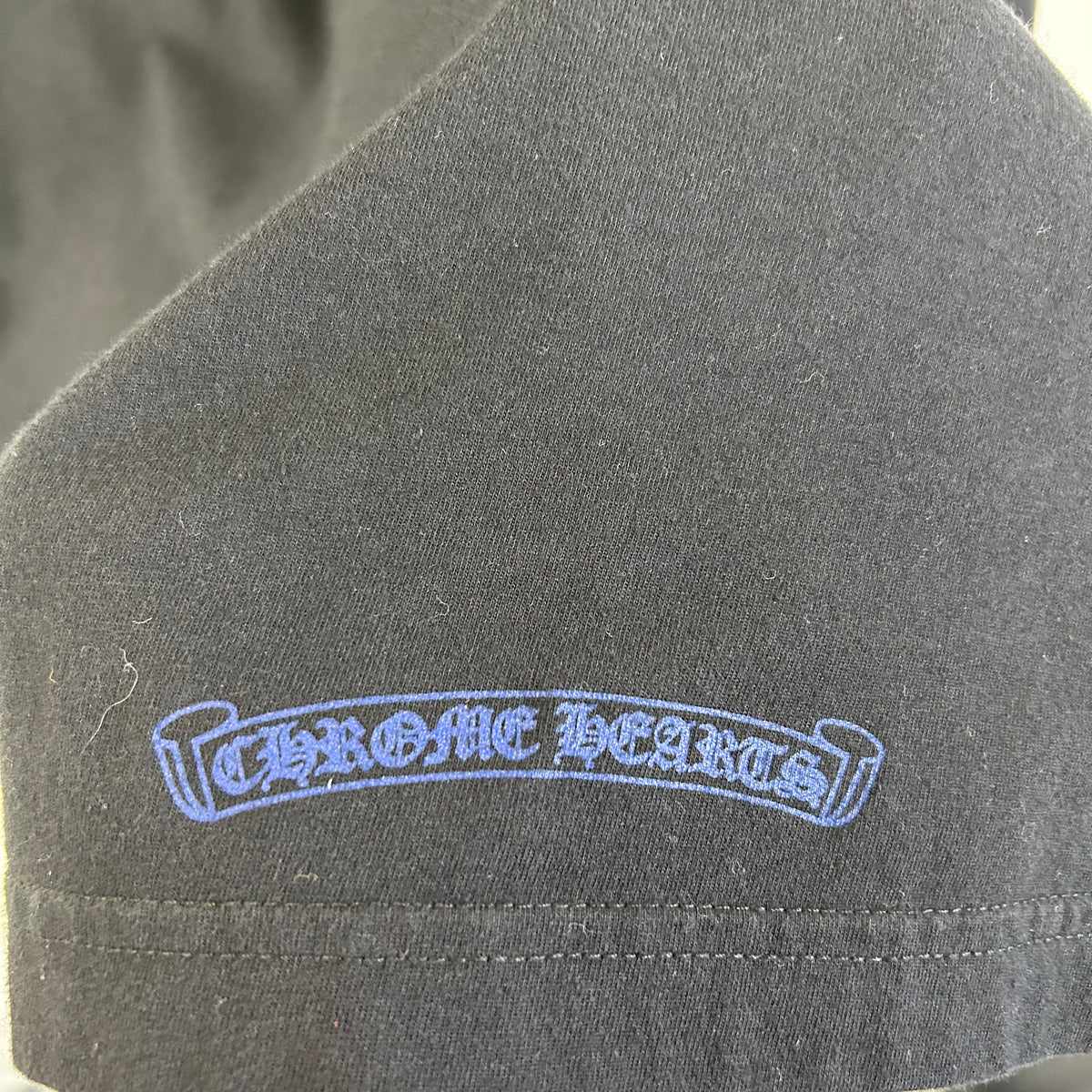 CHROME HEARTS BLACK AND BLUE NECK LOGO TEE