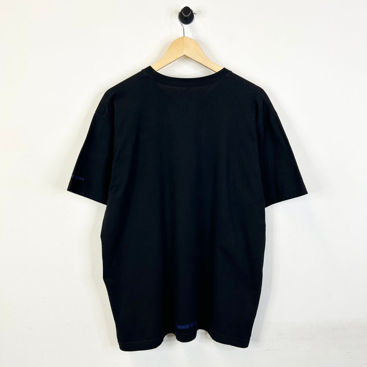 CHROME HEARTS BLACK AND BLUE NECK LOGO TEE