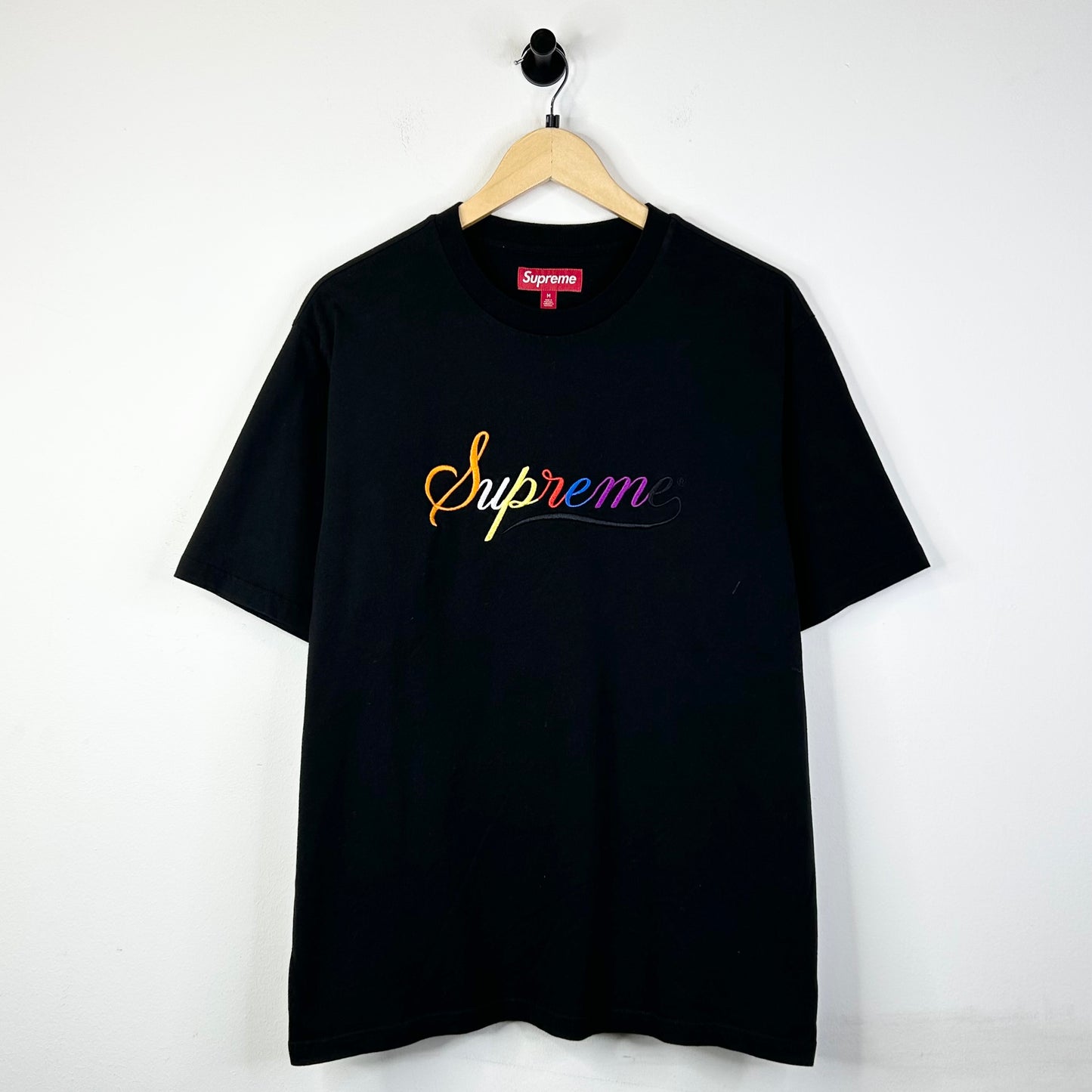 SUPREME RAINBOW SCRIPT BLACK TEE