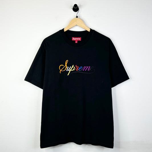 SUPREME RAINBOW SCRIPT BLACK TEE
