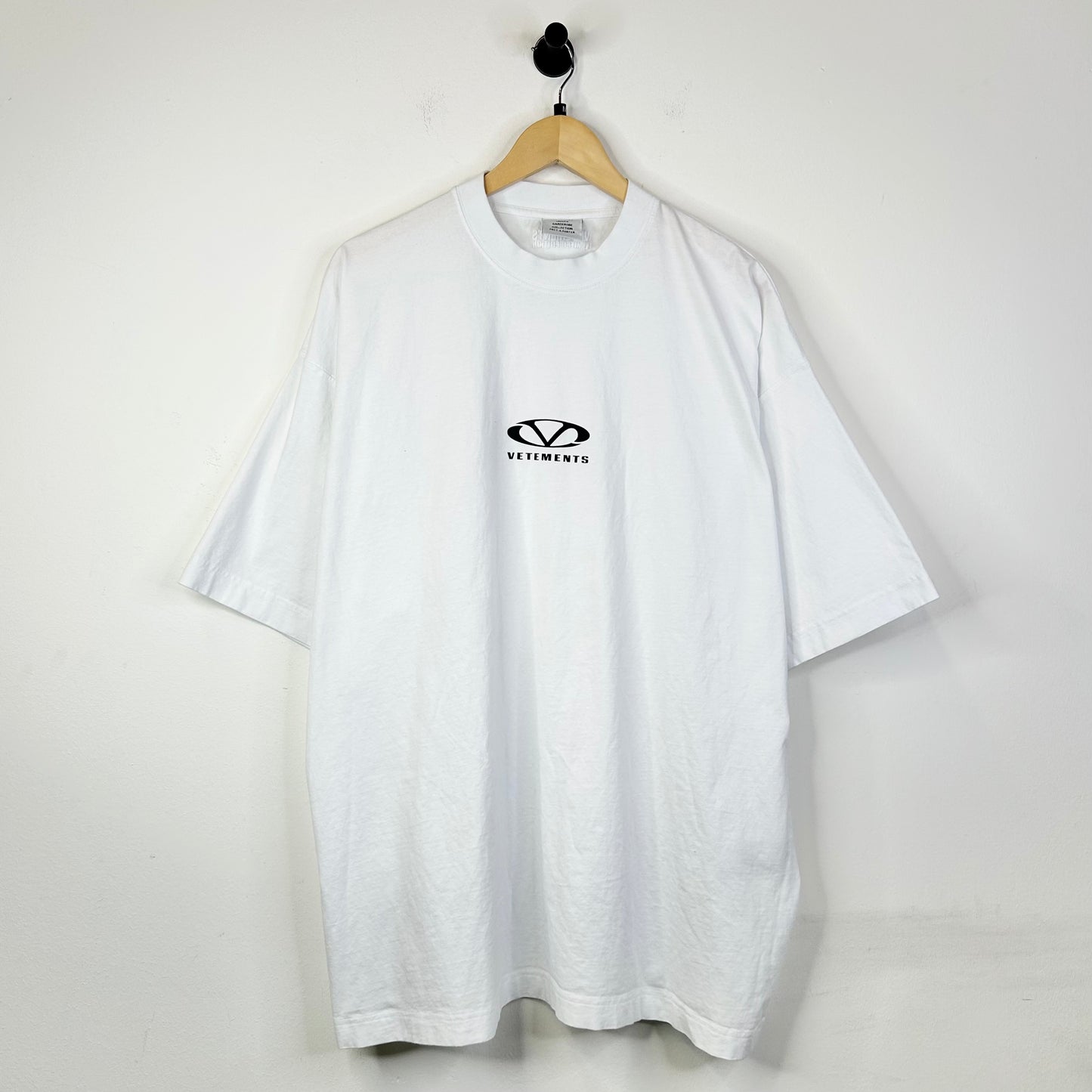 VETEMENTS OVAL LOGO OVERSIZED WHITE TEE