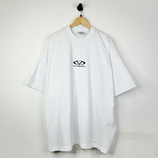 VETEMENTS OVAL LOGO OVERSIZED WHITE TEE