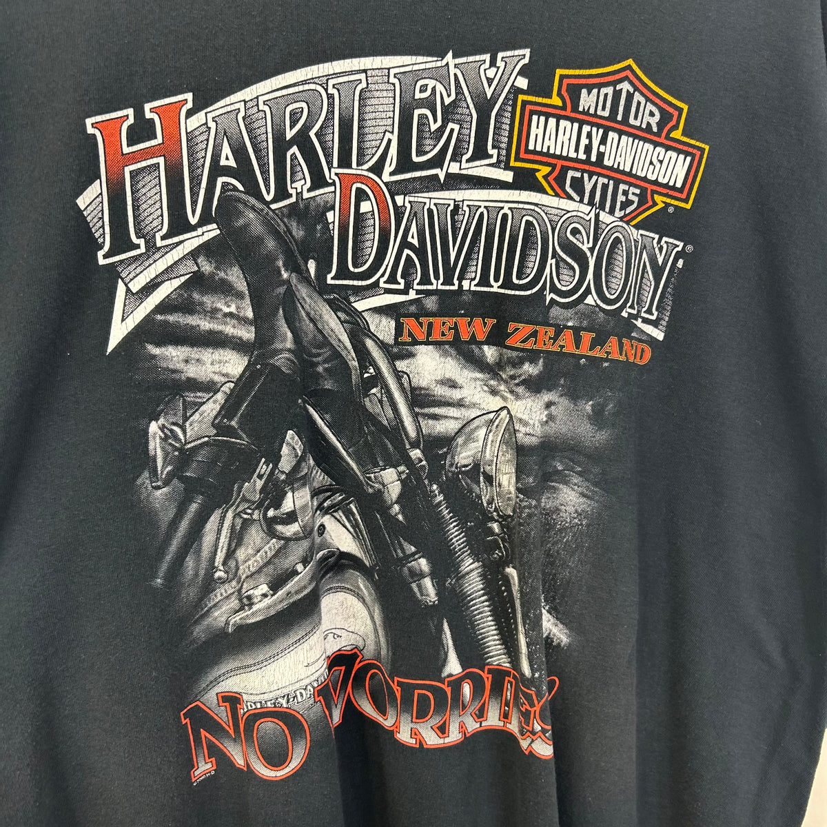 HARLEY DAVIDSON NEW ZEALAND NO WORRIES TEE ON FLOOR