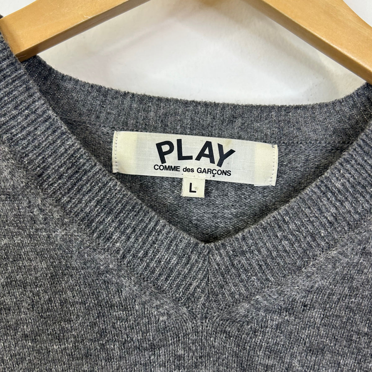 PLAY COMME DES GARCONS GOLD HEART V-NECK SWETER