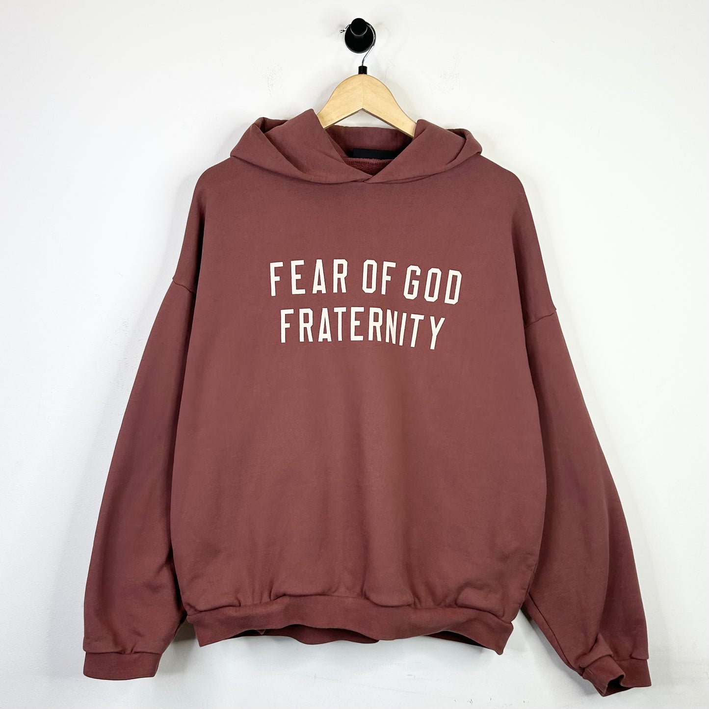 FEAR OF GOD ESSENTIALS HEAVY FLEECE HOODIE CRIMSON