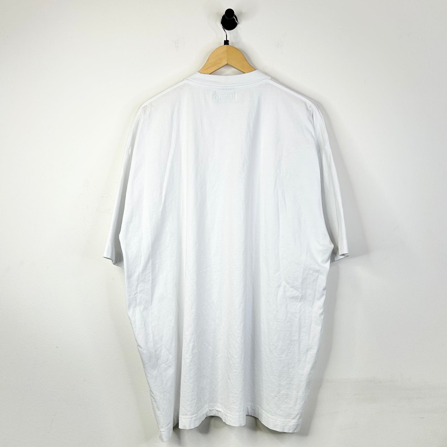 VETEMENTS OVAL LOGO OVERSIZED WHITE TEE