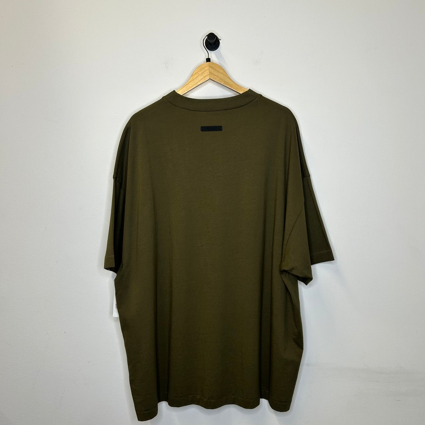 ESSENTIALS COLLEGE PRINT OLIVE TEE