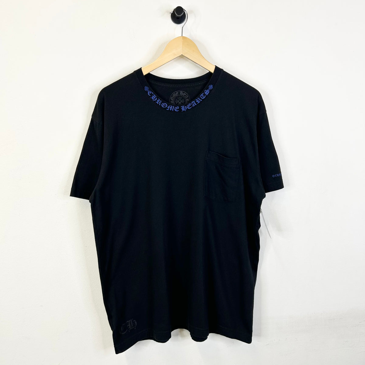 CHROME HEARTS BLACK AND BLUE NECK LOGO TEE