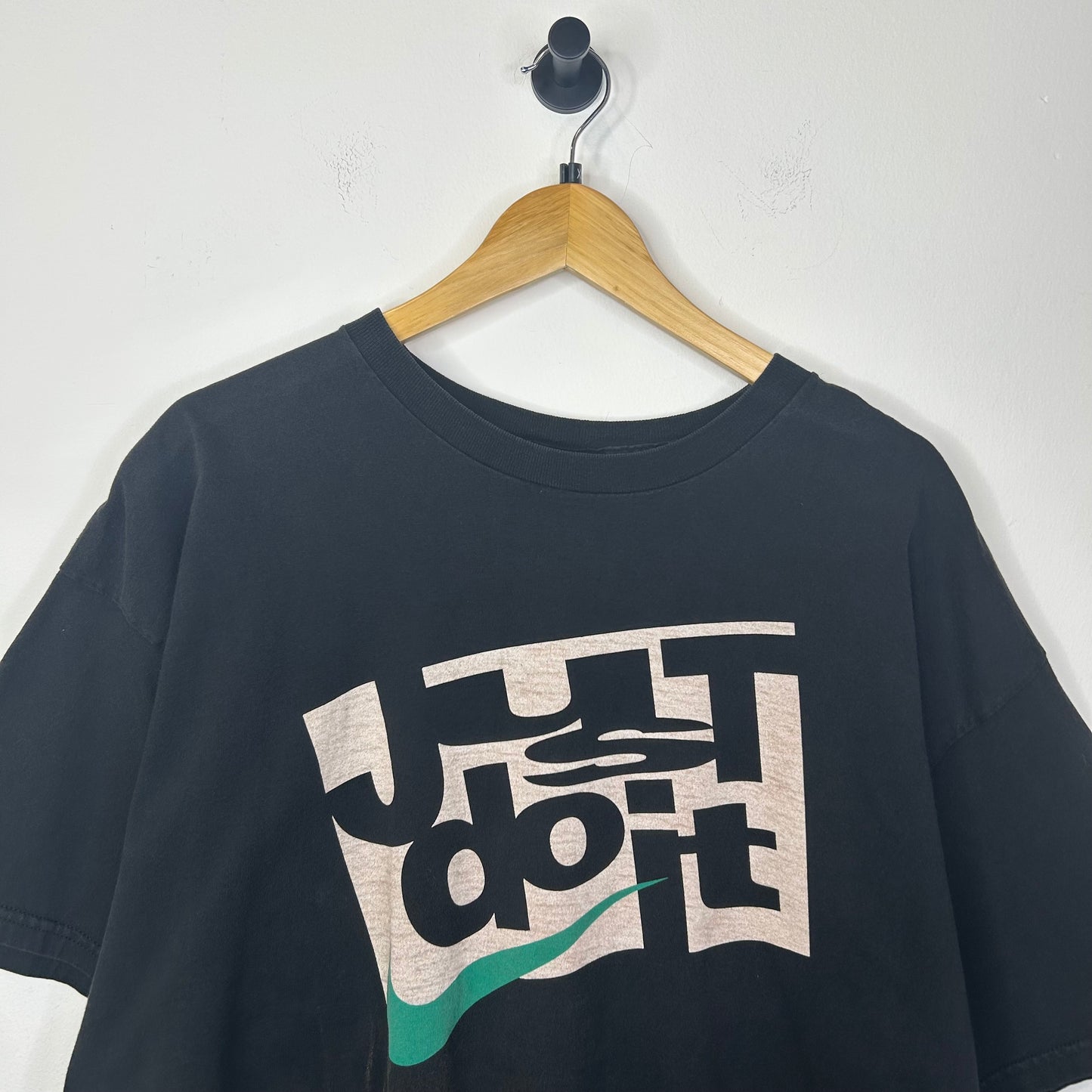 NIKE JUST DO IT CENTER LOGO TEE