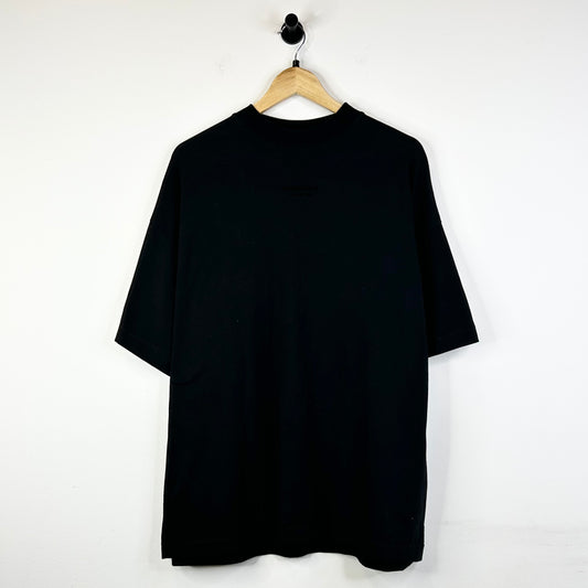 ESSENTIALS FEAR OF GOD ALL BLACK CENTER LOGO TEE