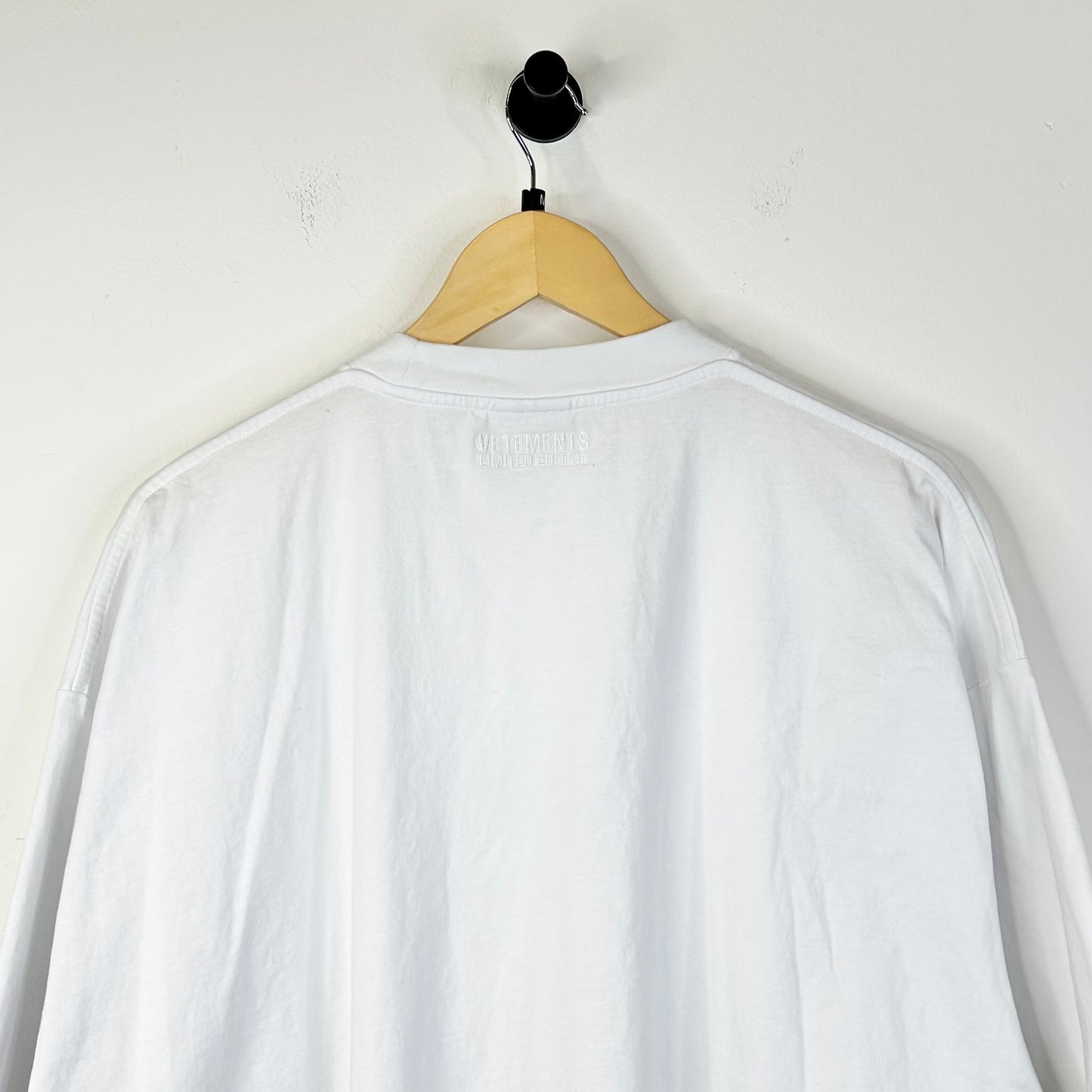 VETEMENTS OVAL LOGO OVERSIZED WHITE TEE