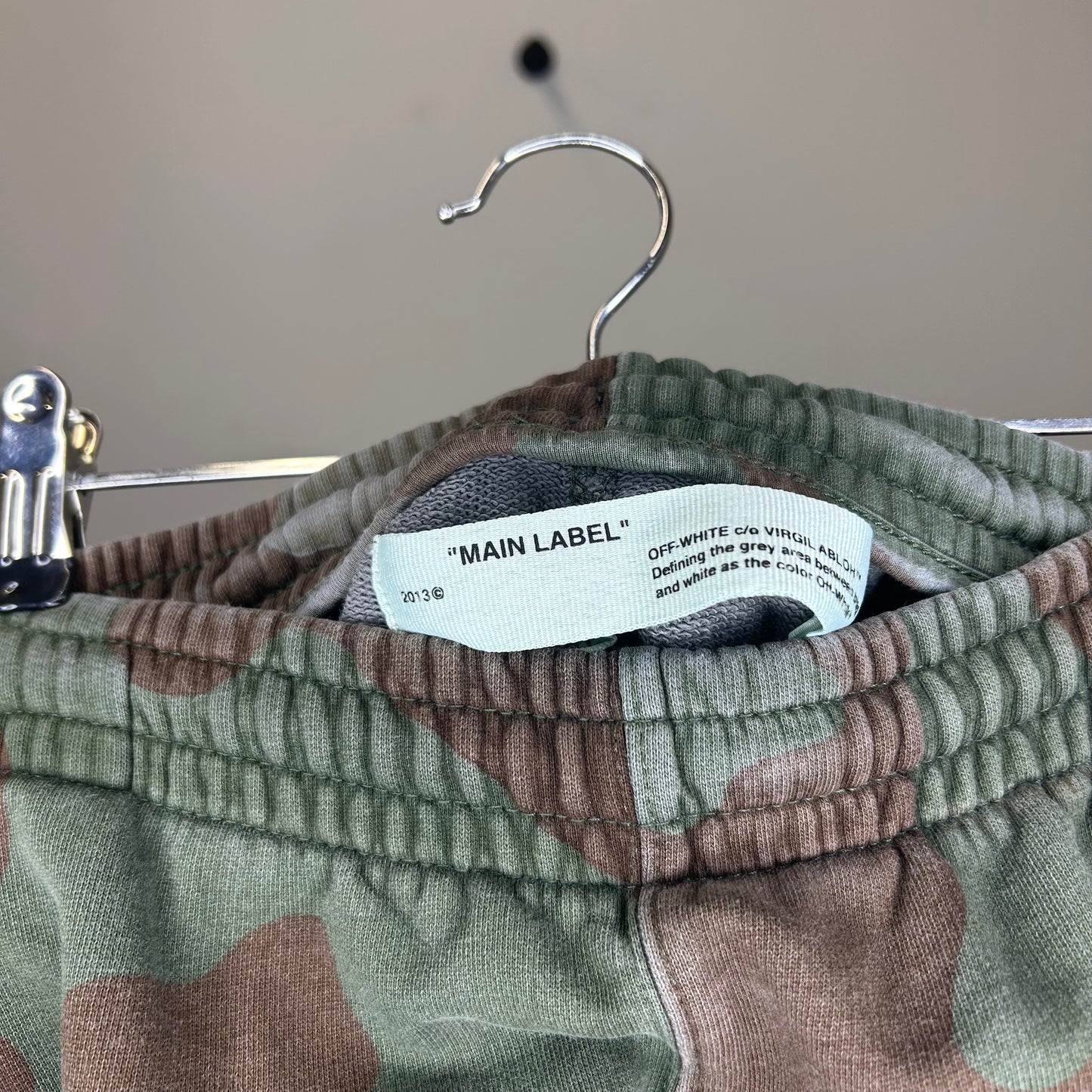 OFF WHITE CAMO SWEAT PANTS