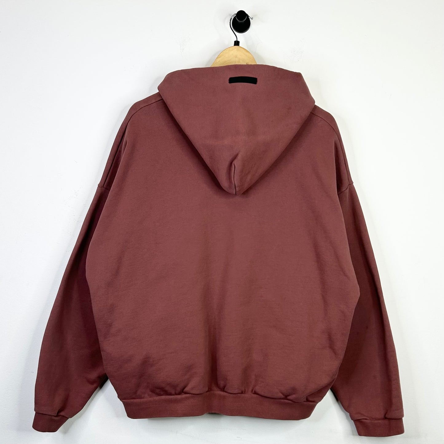 FEAR OF GOD ESSENTIALS HEAVY FLEECE HOODIE CRIMSON