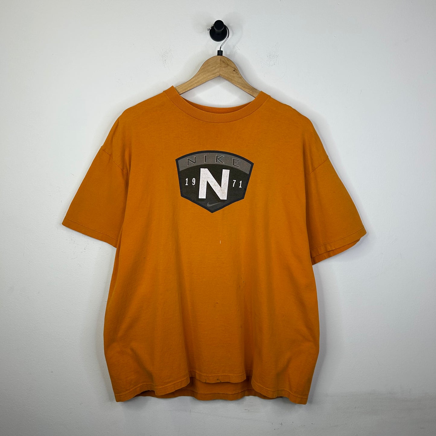 NIKE 1971 CENTER LOGO ORANGE TEE