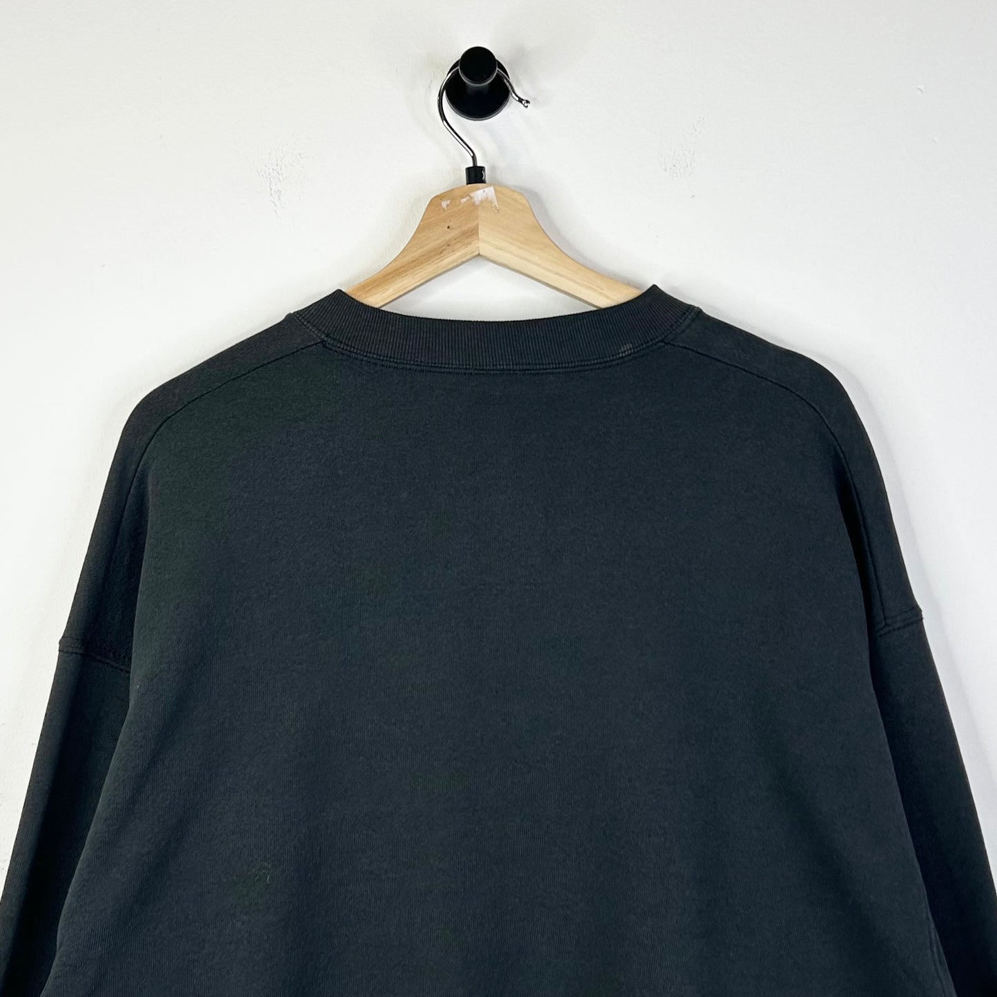 THRASHED TOMMY SPORTS BOOT CREWNECK