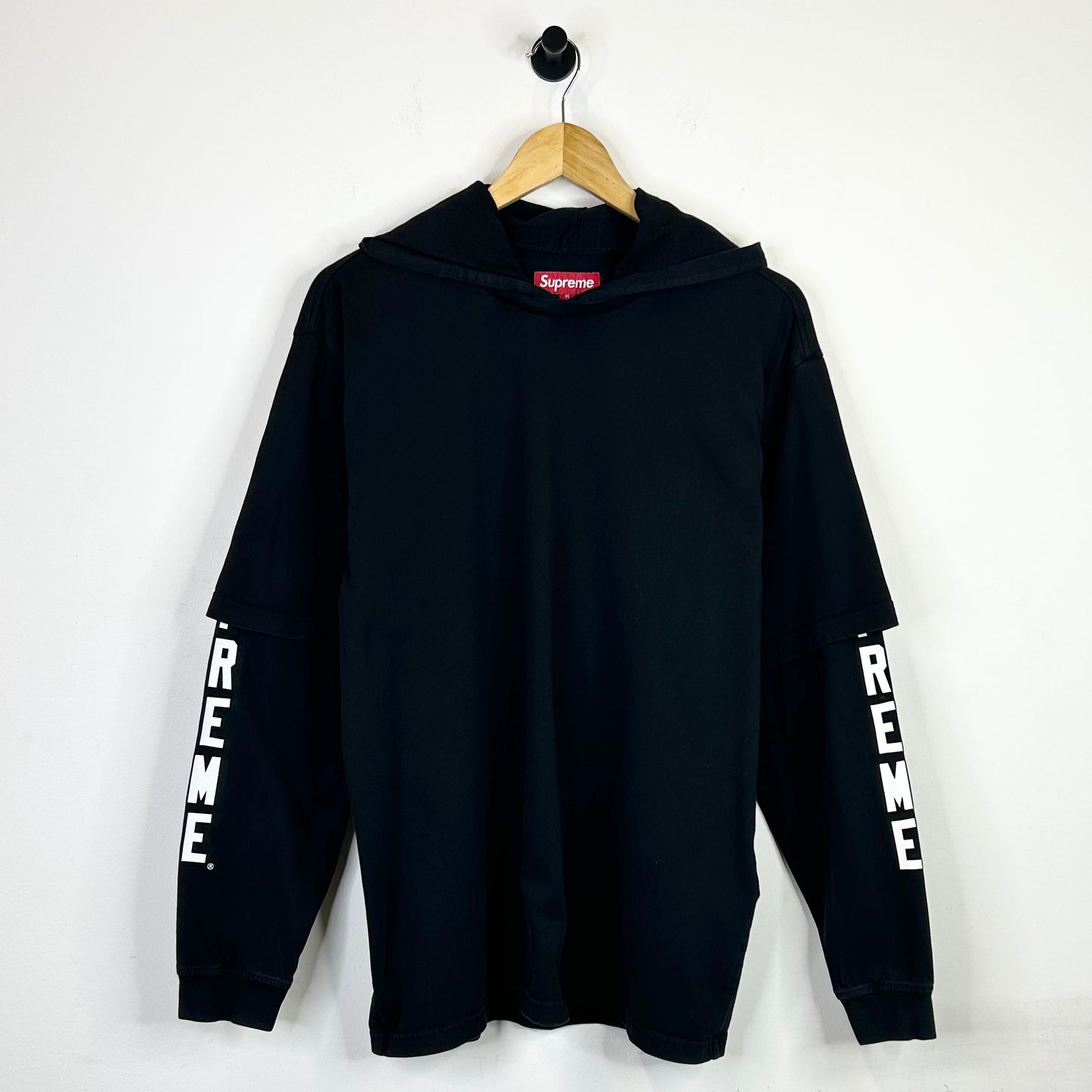 SUPREME SLEEVE SPELLOUT HOODED TEE
