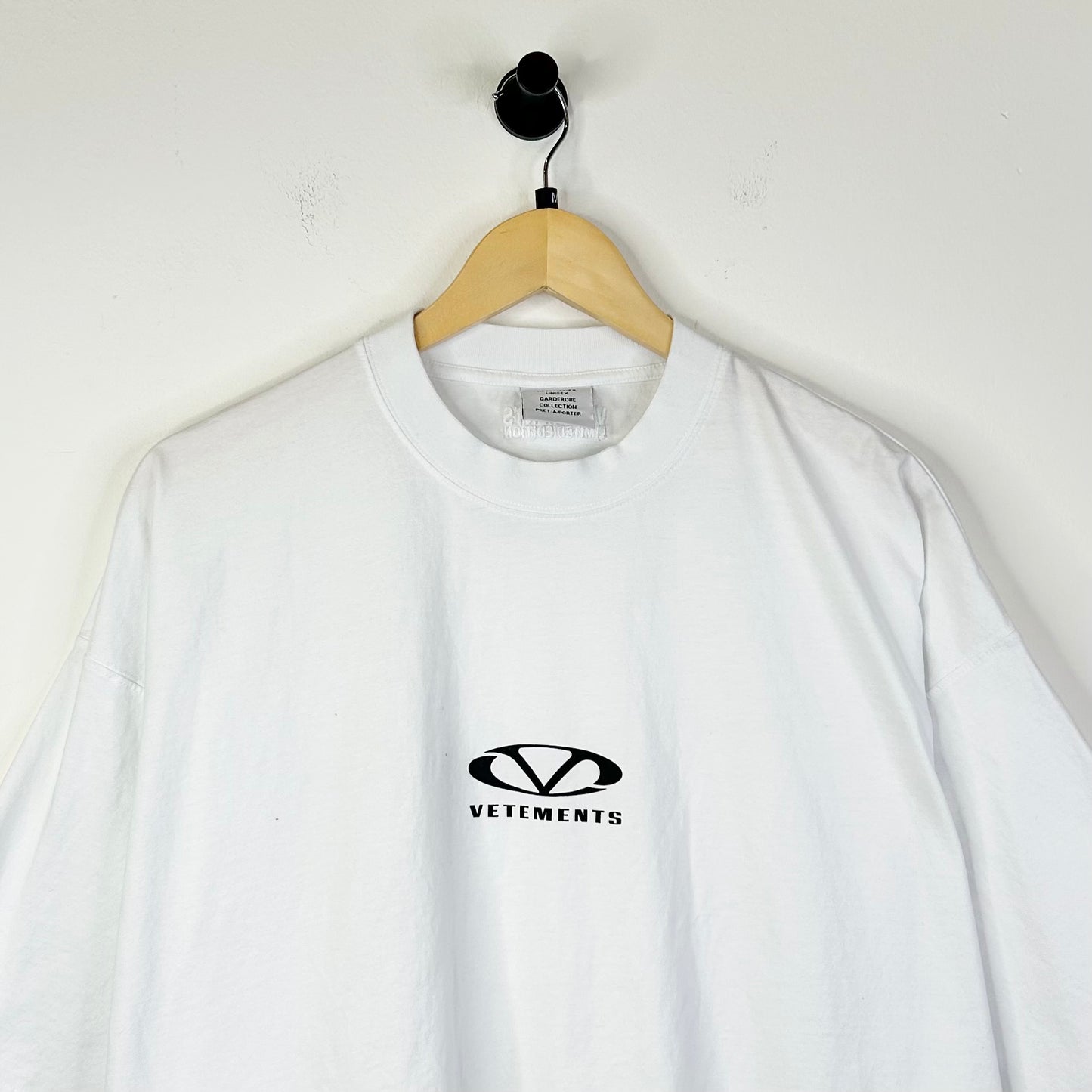 VETEMENTS OVAL LOGO OVERSIZED WHITE TEE