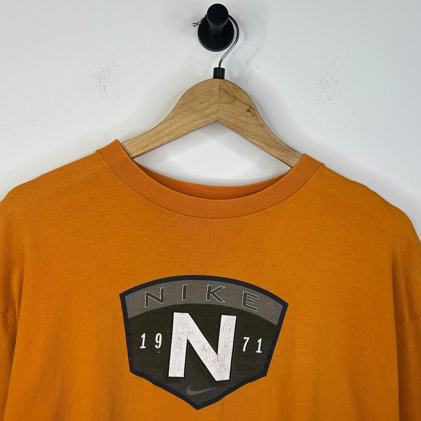 NIKE 1971 CENTER LOGO ORANGE TEE