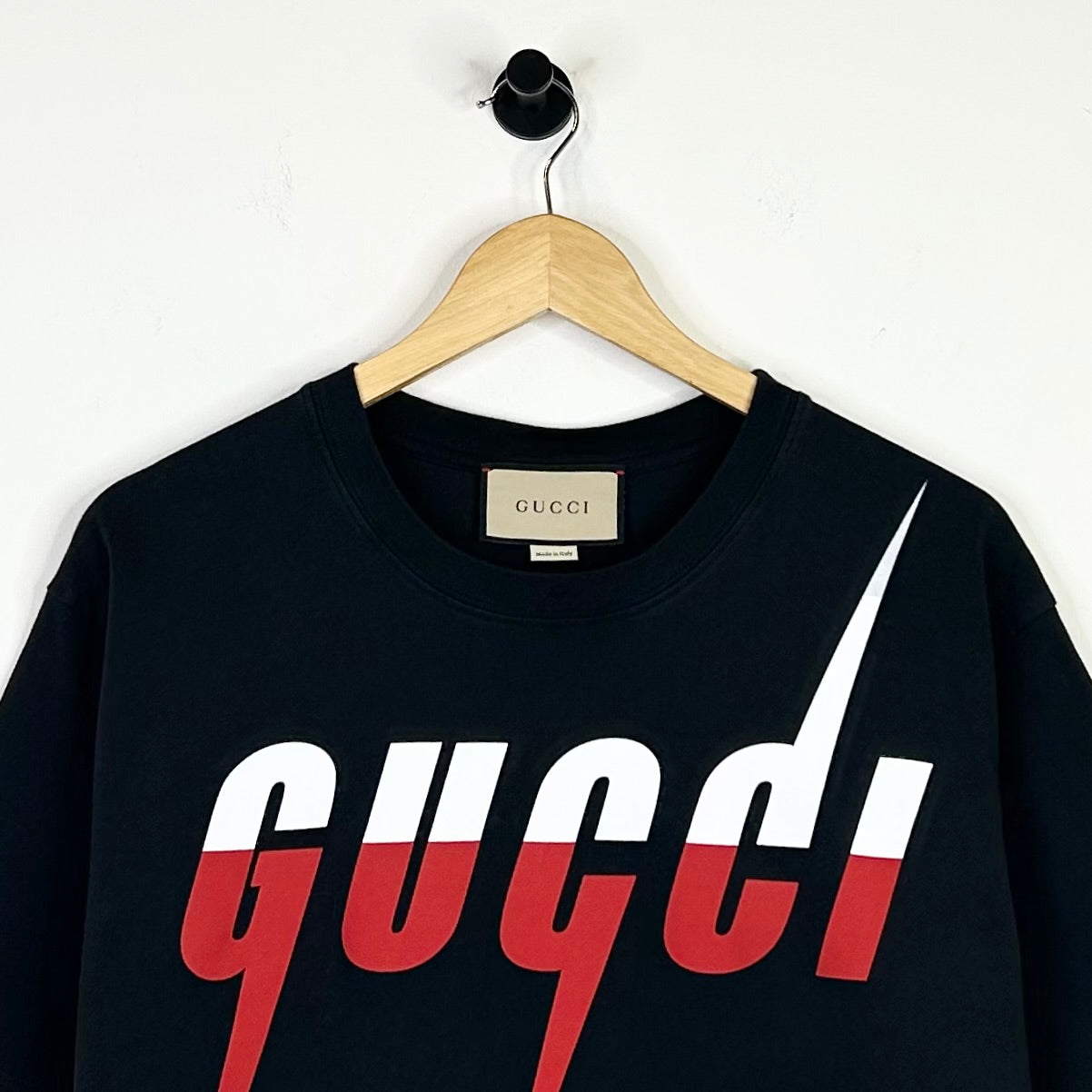 GUCCI SPLIT COLOR SHARP SPELLOUT TEE