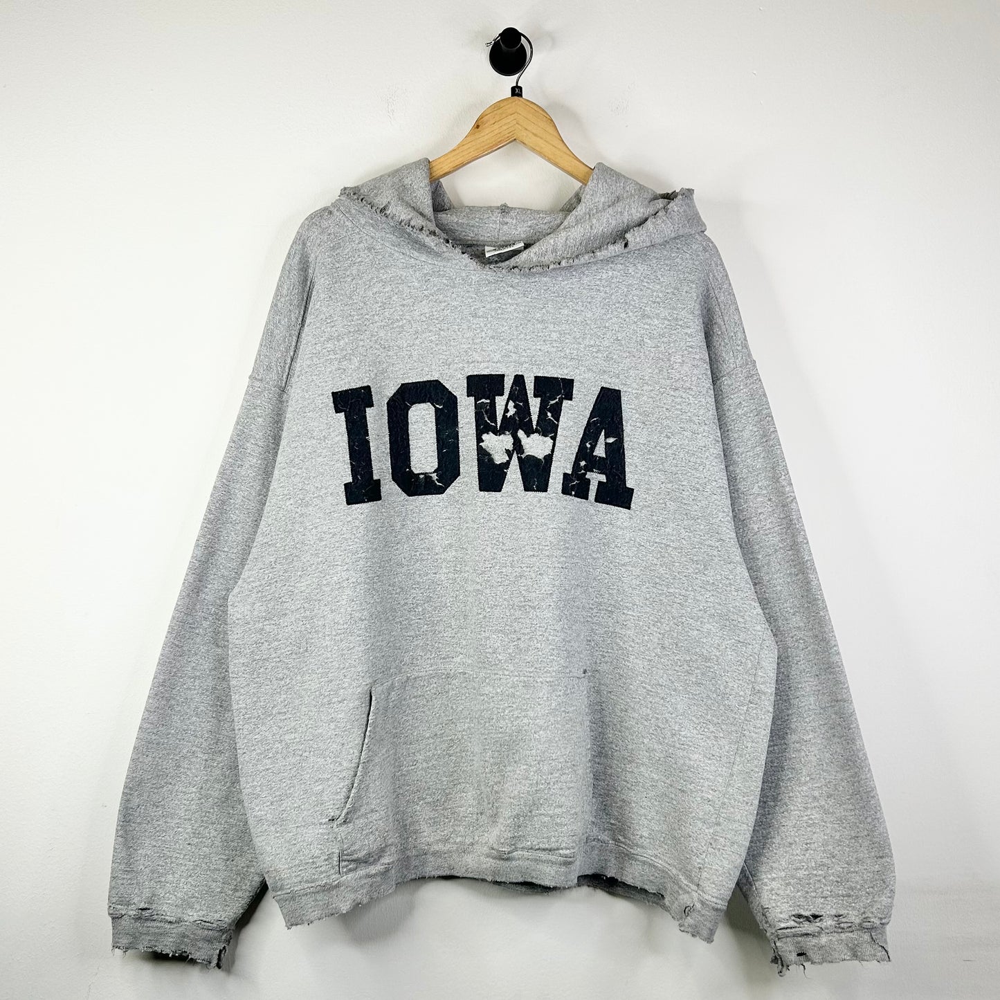 IOWA THRASHED LOGO PULLOVER