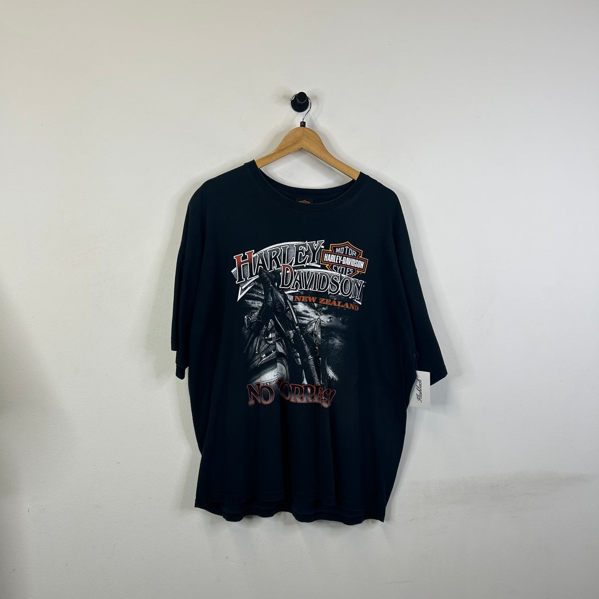 HARLEY DAVIDSON NEW ZEALAND NO WORRIES TEE ON FLOOR