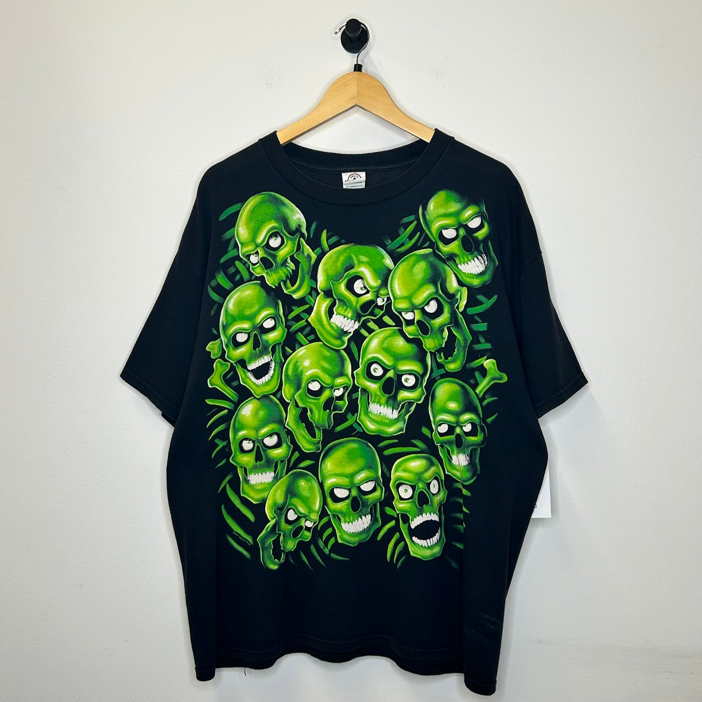 GREEN SKULL GRAPHIC BLACK TEE