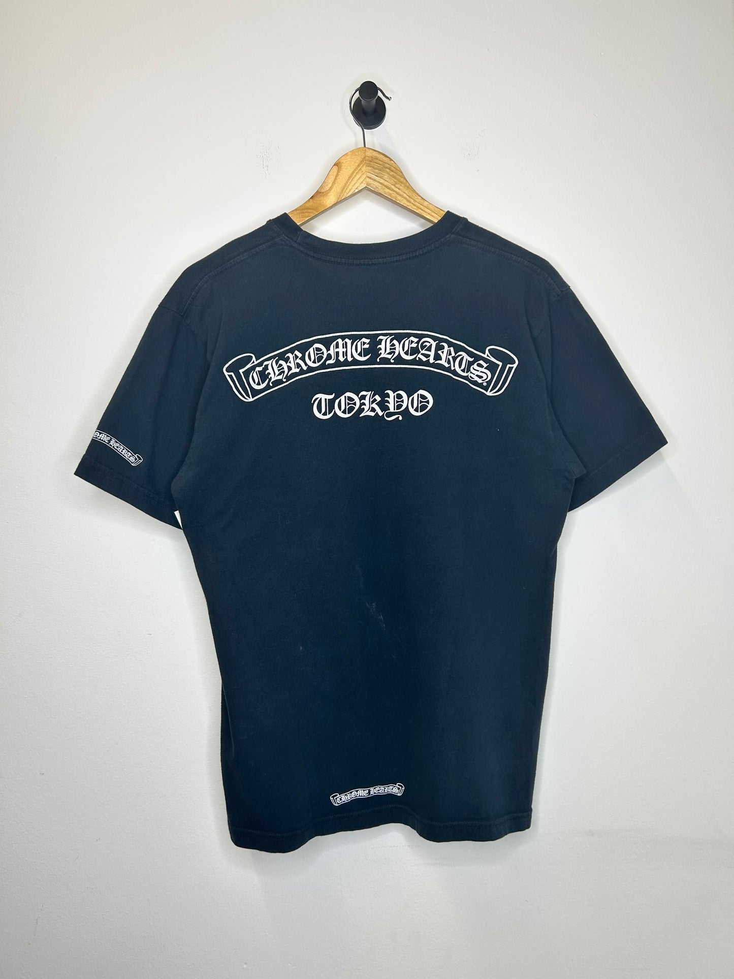 CHROME HEARTS SCROLL LOGO TOKYO TEE