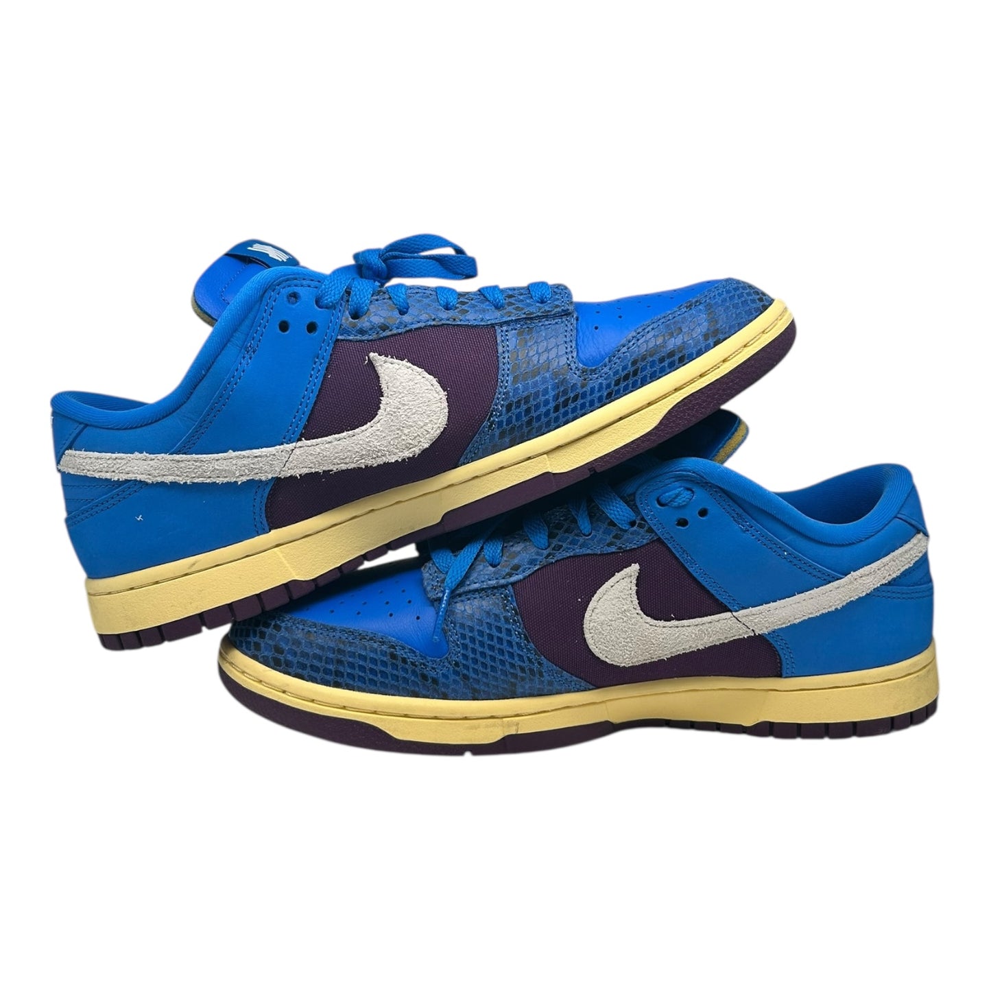 PREOWNED UNDEFEATED NIKE DUNK LOW 5 ON IT