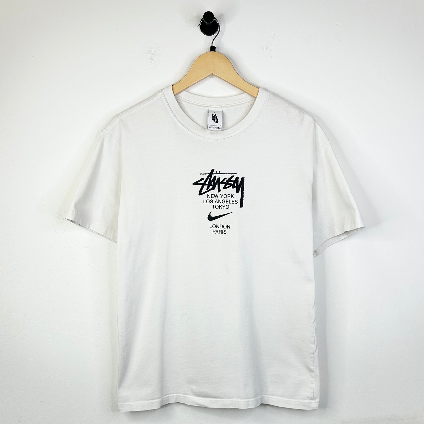 STUSSY X NIKE LOGO TEE WHITE