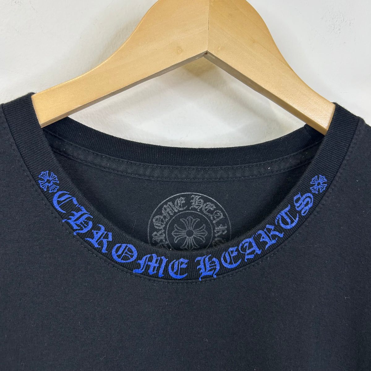 CHROME HEARTS BLACK AND BLUE NECK LOGO TEE