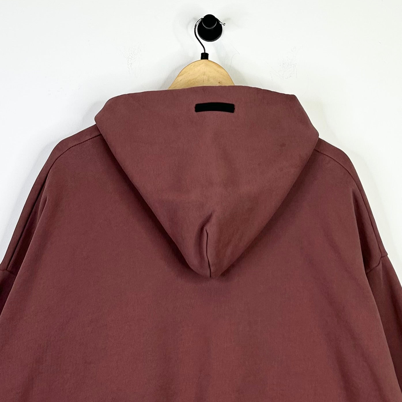 FEAR OF GOD ESSENTIALS HEAVY FLEECE HOODIE CRIMSON