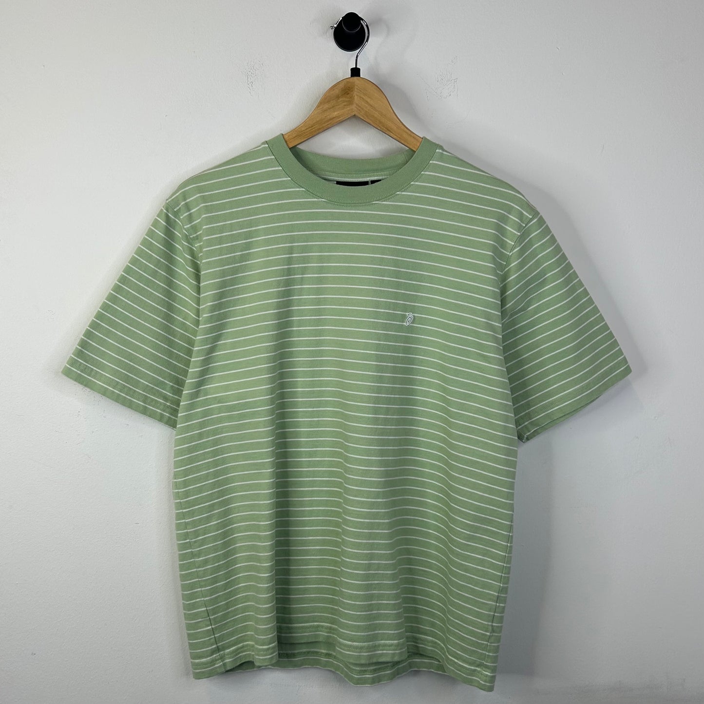 STUSSY WHITE AND GREEN STRIPED TEE