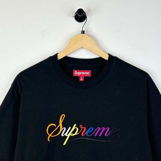 SUPREME RAINBOW SCRIPT BLACK TEE