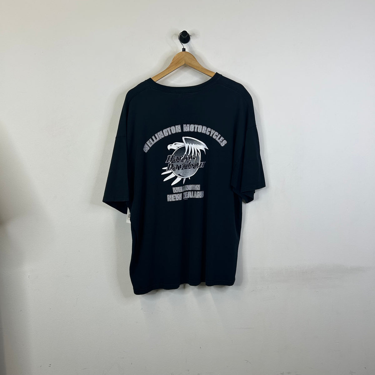 HARLEY DAVIDSON NEW ZEALAND NO WORRIES TEE ON FLOOR