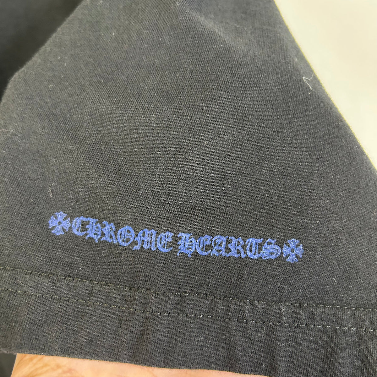 CHROME HEARTS BLACK AND BLUE NECK LOGO TEE