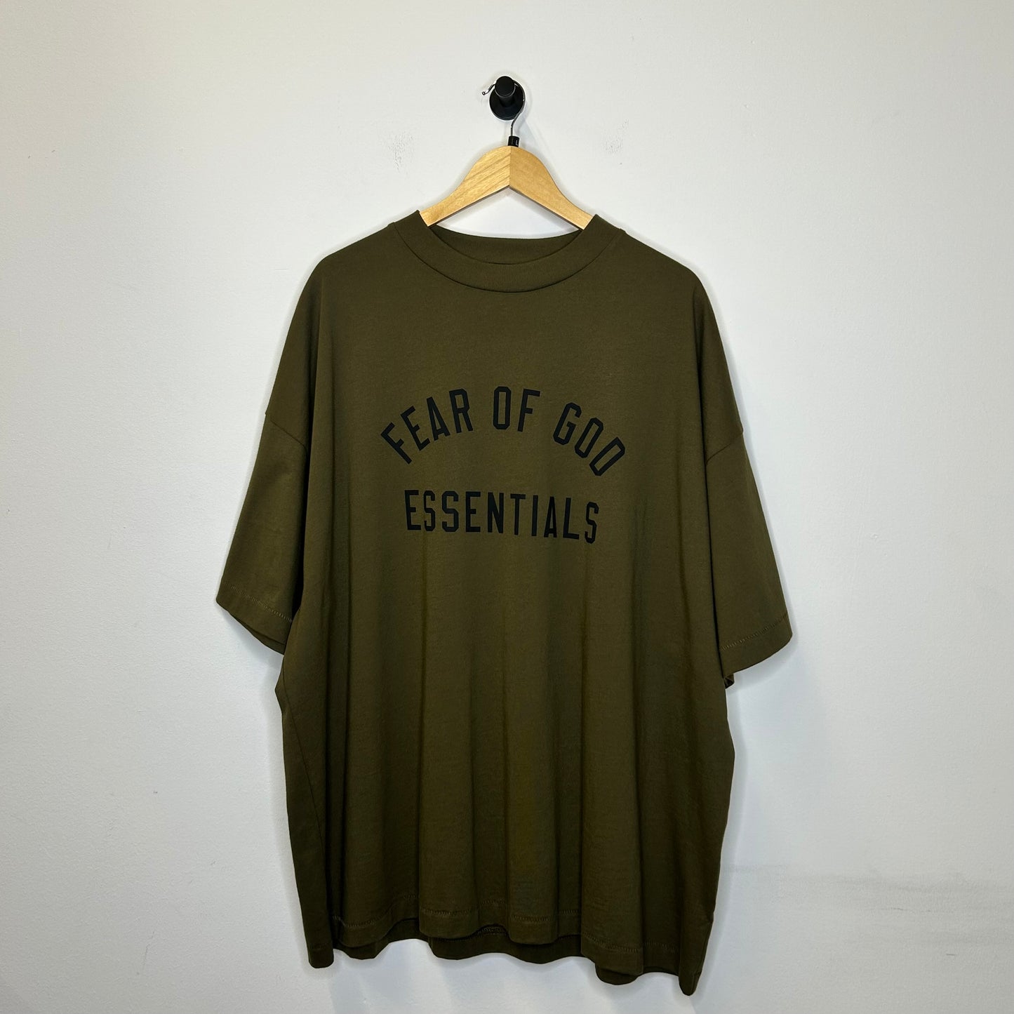 ESSENTIALS COLLEGE PRINT OLIVE TEE