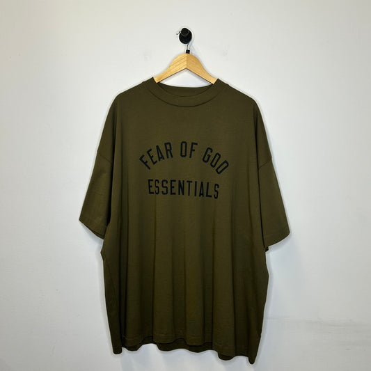 ESSENTIALS COLLEGE PRINT OLIVE TEE