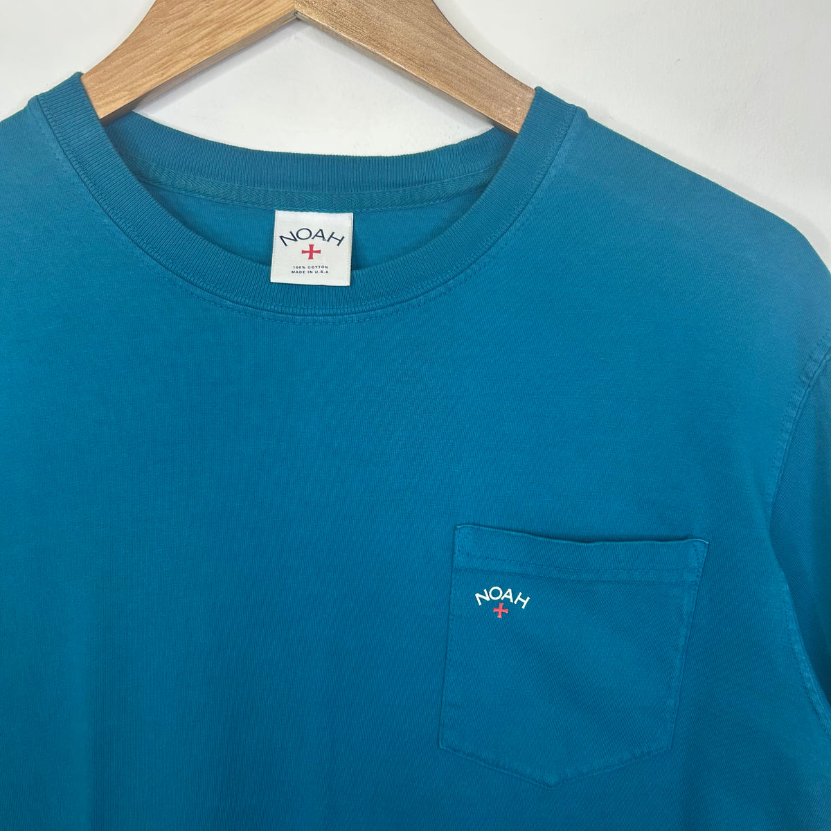 NOAH CORE LOGO POCKET TEE