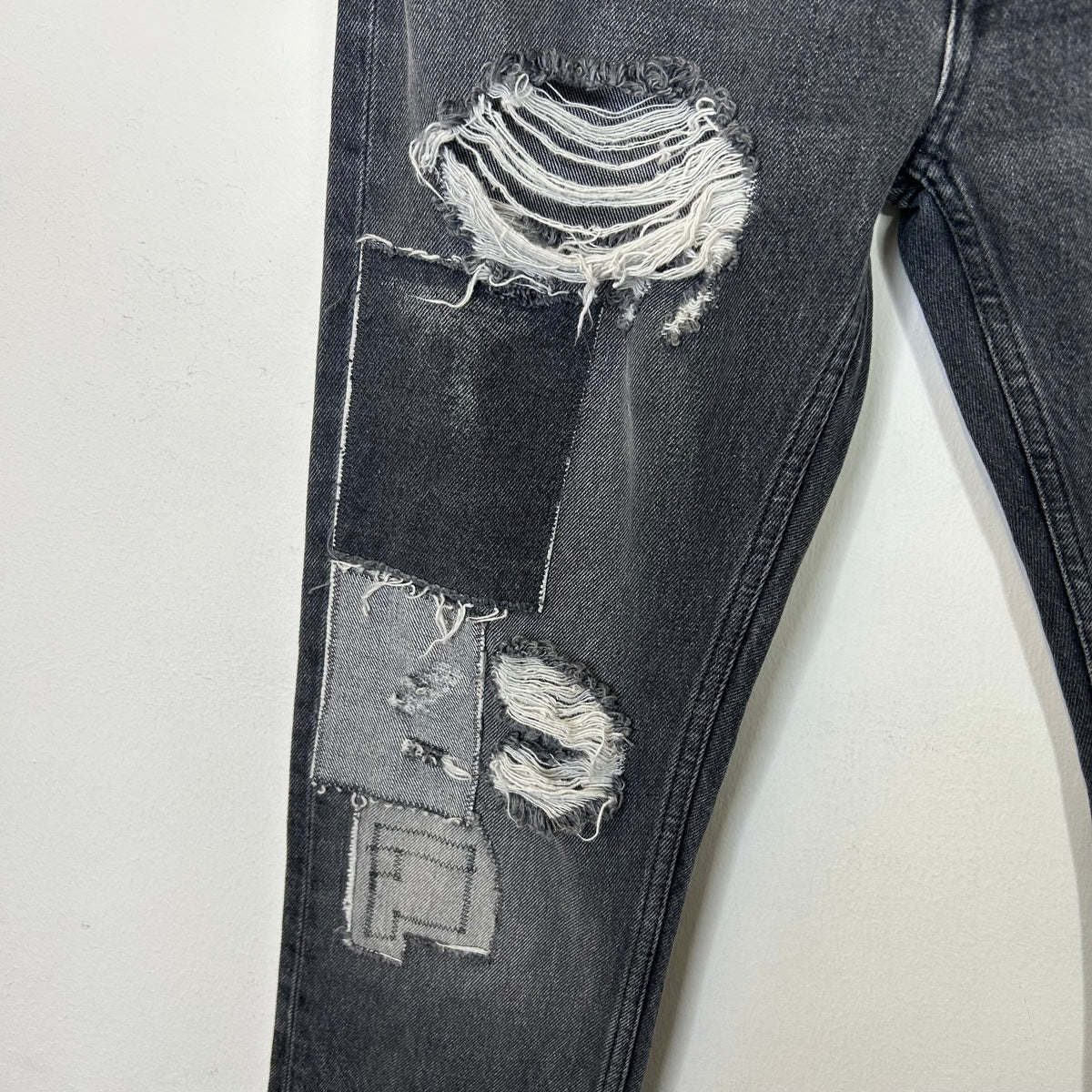 PALM ANGELS DISTRESSED STRAIGHT LEG JEANS